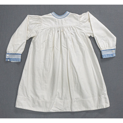 SLM 52560 - Kolt/klänning av vitt bomullstyg, med blå och vita detaljer