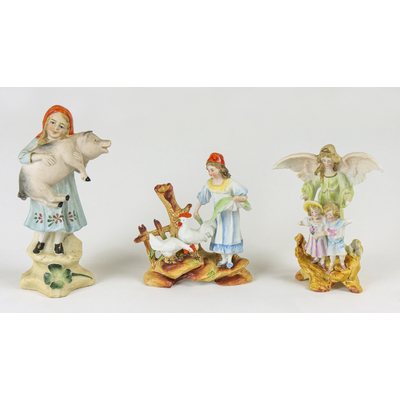 SLM 59237 1-3 - Tre figuriner av målat oglaserat porslin, skyddsängel och barn, tidigt 1900-tal