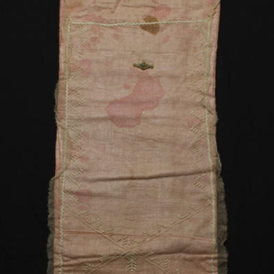 SLM 3173 - Doppåse av rosa bomull klädd med vitt delvis broderat tyg