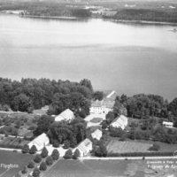 SLM BF04-0511 - Flygbild - Hovsta säteri, flygfoto 1946, Yngaren i bakgrunden