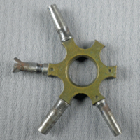 SLM 15321 2 - Urnyckel av kombinationstyp, plats för sex olika urnycklar