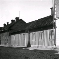 SLM M033671 - Gatubild med kullerstensgata och bebyggelse, Östra Kyrkogatan 7-13 i Nyköping
