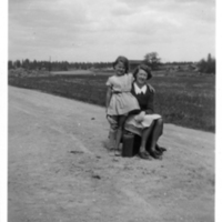 SLM P08-158 - Greta och Ingrid Julin, 1941