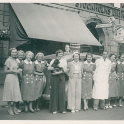 SLM P2015-649 - Karin Wohlins arbetskamrater på Salon Coiffure på Stureplan i Stockholm i augusti 1937.