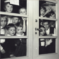 SLM P07-2207 - Julfest på F 11 1964, förväntansfulla barn väntar på tomten