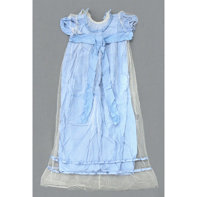 SLM 39391 1 - Dopklänning av ljusblått konstsiden och tyll från brudslöja, sydd 1949