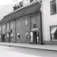 SLM M027382 - Västra Storgatan 32 - 34 i Nyköping på 1930-talet