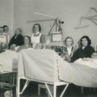 SLM P2013-1041 - Patienter och personal på en allmän sal, Nyköpings lasarett, 1900-talets mitt