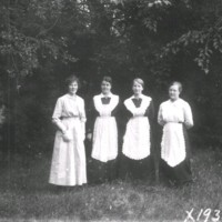 SLM X1937-78 - Fyra kvinnor i trädgården