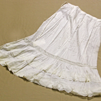 SLM 11214 1 - Underkjol av vit bomull prydd med spetsar och volanger