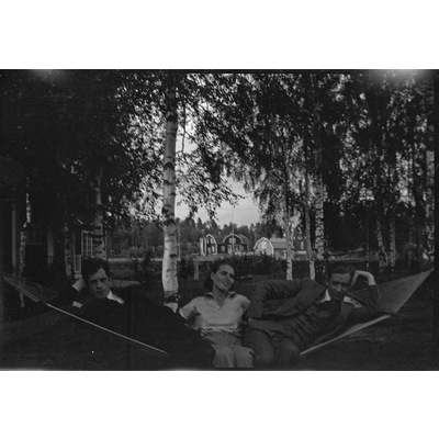 SLM X06-158 - Familjeporträtt i trädgården