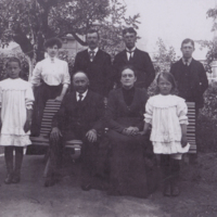 SLM P2015-905 - Stenarbetare Anders Johansson med familj 1909