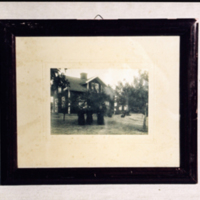SLM 32419 2 - Inramat fotografi, tre äldre damer framför hus, 1900 talets början