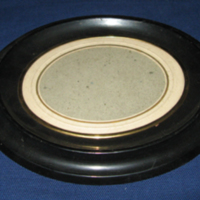 SLM 33288 - Oval fotoram av trä, svartmålad och försedd med guldlist
