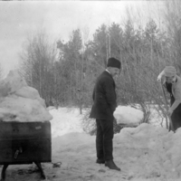 SLM P09-1478 - Kvinna och man samlar snö och is på kälke, till isdösen?