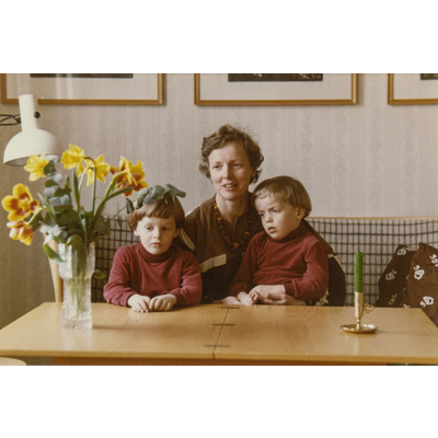 SLM P2018-0974 - Nanna Hermansson med sönerna Stefan och Magnus omkring 1980
