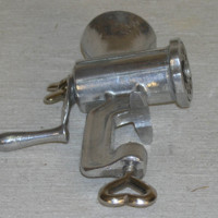 SLM 28992 - Leksak, köttkvarn med löstagbara delar, ca 1930-tal