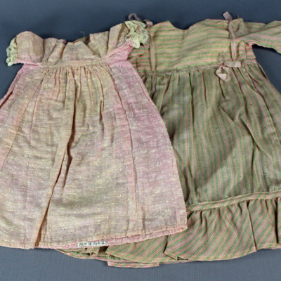 SLM 12069 1-2 - Två dockklänningar, 1800-tal