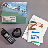 SLM 36636 1-5 - Svart mobiltelefon med laddare från 1999