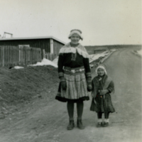 SLM P09-1144 - Samisk kvinna med barn i Tornedalen, 1944/45