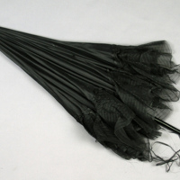 SLM 11016 - Parasoll av svart siden med chiffongvolang