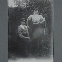 SLM AR10-62930 - Alma Sundin, Betstorp och Selma Åhlund, Ås soldattorp omkring 1906