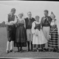 SLM P08-465 - Gruppfoto av sex folkdansare vid 4-dagarsfestival i Boston, Massachusetts 1935