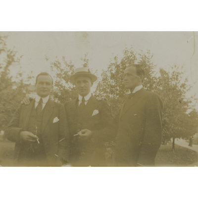 SLM P2022-1386 - Tre män i en park