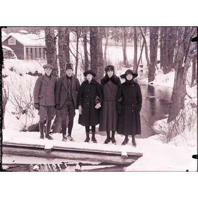 SLM X1818-78 - Porträtt på ungdomar vid en bäck på vintern