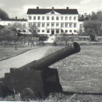 SLM A25-360 - Kanon vid uppfarten till bruksherrgården i Nävekvarn år 1971