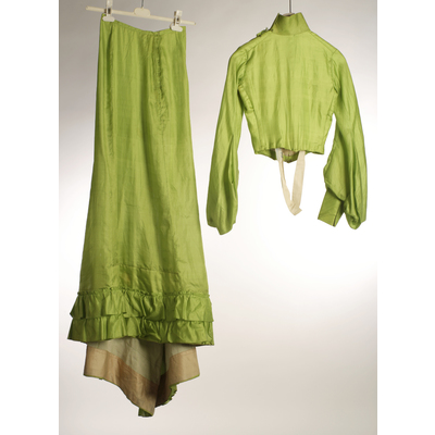 SLM 11365 - Grön sidenklänning med volanger, har burits av Elisabeth Uggla f. 1863