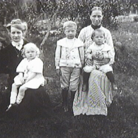 SLM AR10-102198 - Familjen Olsson i Finnhult, Högsjö, Västra Vingåkers socken