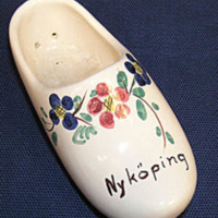 SLM 9341 - Keramiksko, souvenir från Nyköpingko