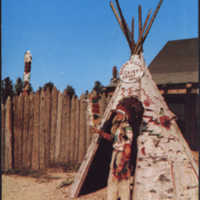 SLM P08-1962 - Vykort med motiv av Chipewa totem village med Chief Wau-Bish-Ke-Mah-E-Gun