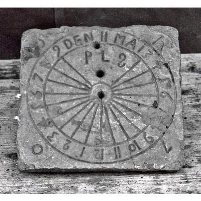 SLM 20339 - Solur av sten, daterad 1705 och med initialerna P.L.S.