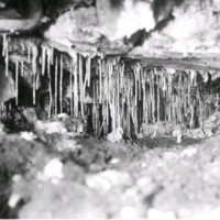 SLM M029934 - Ett valv med stalaktiter vid grävning i Nyköpingshus.