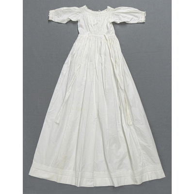 SLM 52598 - Dopklänning av bomullstyg prydd med spets och smock, ca 1900