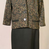 SLM 29915 1-3 - Tredelad dräkt av yllejersey bestående av mönstrad jacka och blus och svart kjol, 1960-tal