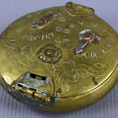 SLM 1439 - Rund dosa av mässing, två urtavlor med visare och dekorationer, daterad 1760