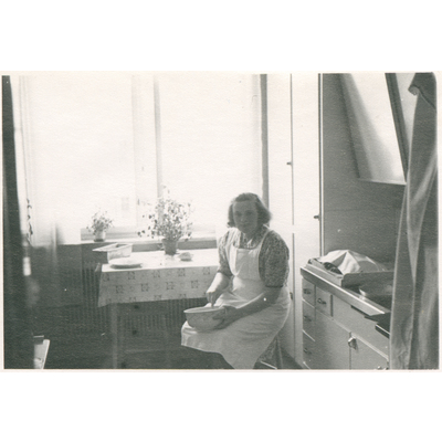 SLM P2018-0656 - Linnea Andersson i köket år 1944