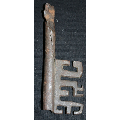 SLM 20254 - Nedre delen av en nyckel med konstrikt utformat ax, från Eneby i Vansö
