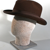 SLM 31904 - Hatt av brun felb, inköpt på Vesterborgs herrekipering i Katrineholm 1953