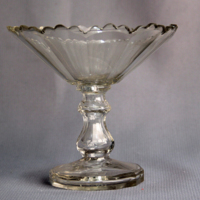 SLM 24534 - Skål på fot av kristallglas, slipad dekoration, från familjen Fleetwood