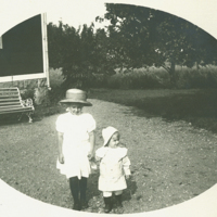 SLM P11-5807 - Marianne och Charlotte Indebetou på Mörkhulta 1910