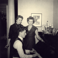 SLM P07-1351 - Lisbeth Andersson (1906-1984) med barnen Ulla-Christina och Kurt vid pianot omkring 1955