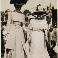 SLM P07-2419 - Drottning Victoria tillsammans med Maria Pavlovna, marknad vid Schedewij år 1909