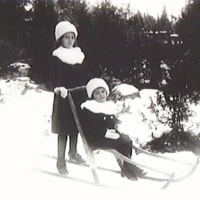SLM AR10-1141563 - Systrarna Olsson på Högsjö säteri ca 1924