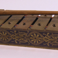 SLM 5282 - Xylofon med ram klädd med mönstrat papper