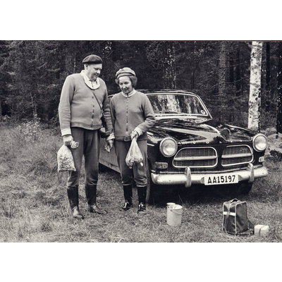 SLM LE978 - Lennart och Ruth med skörden av svamp år 1965