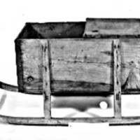 SLM 4248 - Metaretäfsa, en kälke med låda använd vid vinterfiske